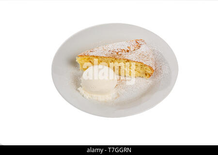 Biskuitteig, Charlotte mit Vanilleeis und Puderzucker, serviert auf einem Teller isoliert weißer Hintergrund. Dessert für ein Menü in einem Café, Restaurant, Stockfoto