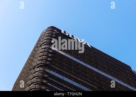 Madrid, Spanien - 1. Mai 2019: Low Angle View der moderne Wolkenkratzer im Geschäftsviertel Azca gegen den blauen Himmel. BBVA Turm, entworfen vom Architekten Oiza Stockfoto