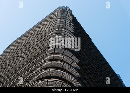 Madrid, Spanien - 1. Mai 2019: Low Angle View der moderne Wolkenkratzer im Geschäftsviertel Azca gegen den blauen Himmel. BBVA Turm, entworfen vom Architekten Oiza Stockfoto