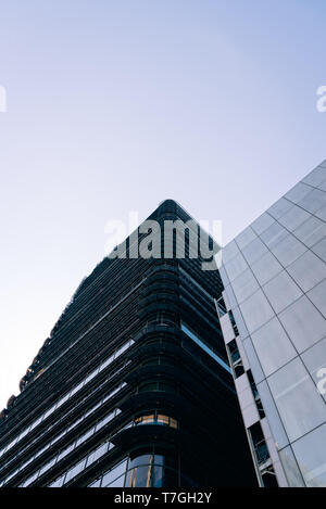 Madrid, Spanien - 1. Mai 2019: Low Angle View der moderne Wolkenkratzer im Geschäftsviertel Azca gegen den blauen Himmel. BBVA Turm, entworfen vom Architekten Oiza Stockfoto