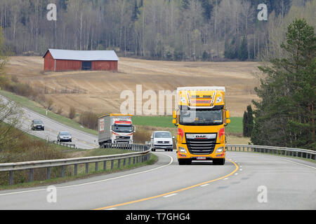 Salo, Finnland - 26 April 2019: Gelb DAF XF480 FTG Lkw der Kuljetusliike Humalamaki Ky zieht DHL Trailer im Straßenverkehr im Süden Finnlands. Stockfoto