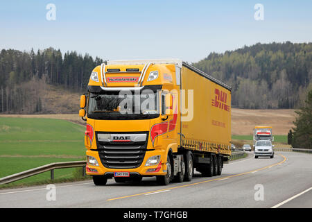 Salo, Finnland - 26 April 2019: Gelb DAF XF480 FTG Lkw der Kuljetusliike Humalamaki Ky zieht DHL Trailer im Straßenverkehr im Süden Finnlands. Stockfoto