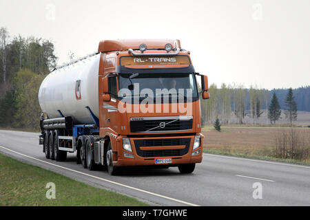 Salo, Finnland - 26 April 2019: Braun Volvo FH 460 bulk semi Tanker der RL-Trans Oy eine Last entlang der Autobahn im Süden von Finnland liefert am Tag der Frühling. Stockfoto