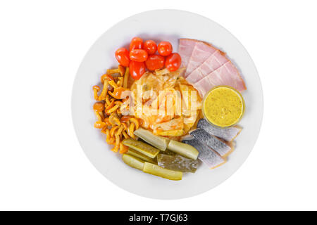 Kalte Vorspeise vor Alkohol, Lebensmittel, Sauerkraut, eingelegte Gurken, Tomaten, Pilze, Honig blätterpilze, Schmalz, Hering, Senf auf Teller weiß isoliert Stockfoto