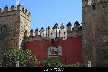 Spanien. Andalusien. Sevilla. Royal Alcazar. Außenwand und der Löwe Tor oder Tor der Jagd. Stockfoto