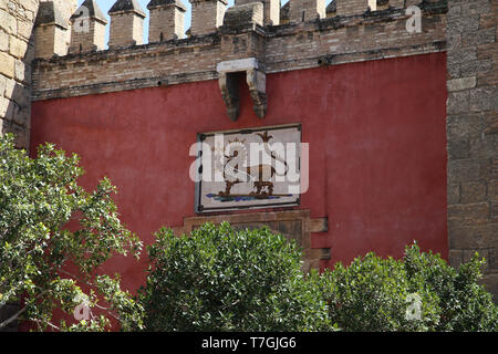 Spanien. Andalusien. Sevilla. Royal Alcazar. Außenwand und der Löwe Tor oder Tor der Jagd. Stockfoto