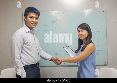 Asian Business Menschen die Hände schütteln Nach der Unterzeichnung des Vertrages Stockfoto