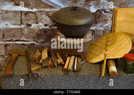 Eine Demonstration von Reis kochen Apparate Kraftstoff durch das Verbrennen von Holz in der alten Küche. Stockfoto
