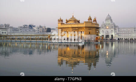 Golden Palace (oder Darbar Sahib oder Sri Harmandir Sahib) in der Stadt Amritsar, Punjab, Indien. Der heiligste Gurdwara und die wichtigste Wallfahrt si Stockfoto