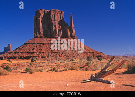 USA. Arizona. Monument Valley. Landschaft mit West Mitten Butte Felsformation. Stockfoto