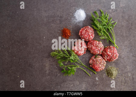 Hackfleisch auf grauem Hintergrund Stockfoto