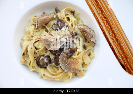 Pasta mit schwarzen Trüffeln auf Holz Hintergrund, italienisches Essen Stockfoto