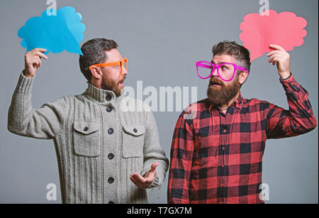 Humor Konzept erklären. Lustige Geschichte und Humor. Komische Idee. Männer Witze. Teilen Stellungnahme Sprechblase kopieren. Comic und Humor Sinn. Männer mit Bart und Schnurrbart reife hipster Verschleiß lustige Brillen. Stockfoto