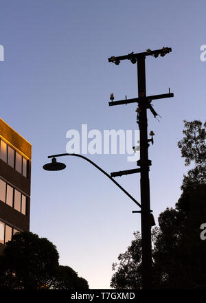 Silhouette der Straßenlaterne und elektrische Turm am Morgen Stockfoto