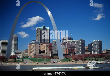 USA. Missouri. Saint Louis City Skyline mit dem Gateway Arch. (Blick über den Mississippi River von East Saint Louis. (Illinois)). Stockfoto