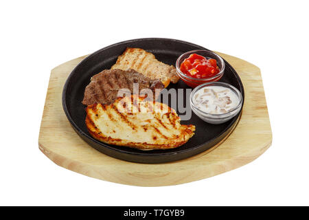 Drei verschiedene Arten von Fleisch. Steak Rind, Schwein, Lamm, gegrilltem Fleisch, Grill, auf einem Teller mit Tomaten, würzige, rote Sauce und tar - tar, isolieren Stockfoto