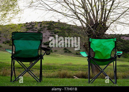 Zwei faltbare Stühle in der Natur Stockfoto