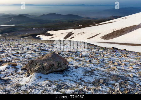 Einen malerischen Blick auf die Steine und Berge der zentralen Türkei in die Strahlen der aufgehenden Sonne im Frühjahr am frühen Morgen Stockfoto