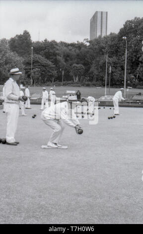 1977 Sydney, Australien: mittleren Alters und älteren australischen Männer spielen Boccia am ehemaligen Bowling Green auf der College Street. Die Bowls Club wurde 1880 gegründet und im Jahr 1997 entfernt, als Teil einer größeren Renovierung der Bereich vor der St. Mary's Cathedral. Der Hintergrund im Bild zeigt die Bäume am Rande des Hyde Park und einen bemerkenswerten Mangel an Wolkenkratzern, die heute bestehen. Das einzige Gebäude sichtbar ist das Hilton Hotel, das zu einer Bombenexplosion tötet drei Menschen ein Jahr später im Jahr 1978 unterzogen worden ist. Stockfoto