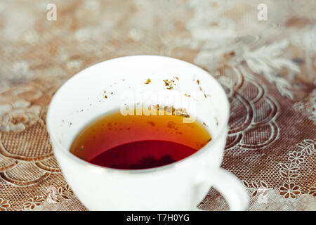 Weiße Tasse mit Tee aus verschiedenen Kräutern Stockfoto