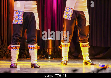 Blacksea türkischen Tänzer Tanzperformance mit ethnischen Kleider Stockfoto