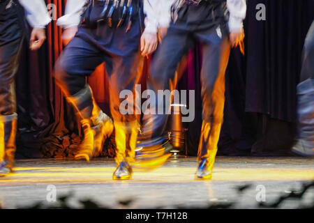 Blacksea türkischen Tänzer Tanzperformance mit ethnischen Kleider Stockfoto