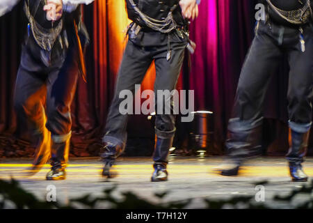 Blacksea türkischen Tänzer Tanzperformance mit ethnischen Kleider Stockfoto