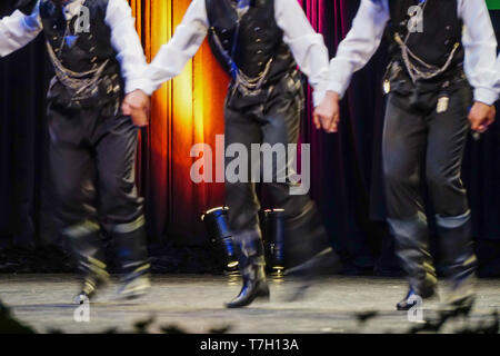 Blacksea türkischen Tänzer Tanzperformance mit ethnischen Kleider Stockfoto