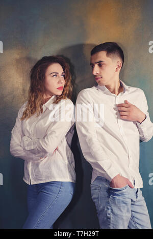 Junges Paar in Liebe Mann und Frau sind beleidigt und an jedem anderen suchen, getönt Stockfoto