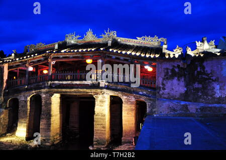 Japanische Brücke in Hoi An Altstadt bei Nacht Stockfoto