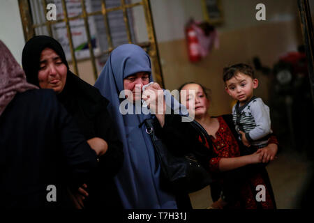 Eine relative trauert um während der Beerdigung von Maria al- Gazali, Ein vier Monate altes Baby, Palästinenser in Gaza Stadt, nachdem sie war in einem israelischen Überfall, dass Ihr Haus schlagen und gemartert vollständig zerstört. Sie waren an der gleichen Stelle gemartert und ausgetauscht und zwei andere, die vollständig das Haus zerstört. Bei der Beerdigung von Maria al- Gazali, vier Monate alten palästinensischen Baby, die gemartert wurde in einem israelischen Überfall, dass Ihr Haus getroffen und völlig zerstört. Stockfoto