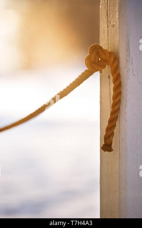 Seil zum Pol verknotet. Fokus auf Knoten. Stockfoto