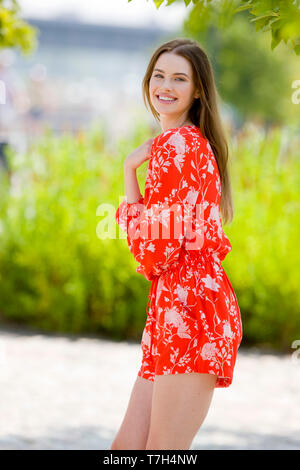 Schöne junge Frau in Rot Overall Stockfoto