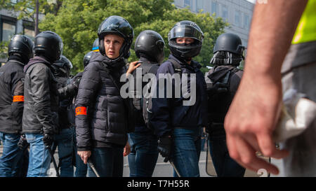 Policières le Bezug attentif, Paris 1er Mai 2019 Stockfoto