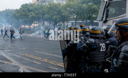 Policiers Formant un Barrage contre les manifestants Sous les Gaz lacrymogène à Paris Le 1er Mai 2019 Stockfoto