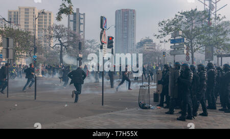 Les Manifestant fuyant lacrymogènes, Place d'Italie le 1er Mai 2019 Stockfoto