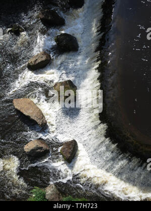 Künstlicher Wasserfall entlang der GR65, Via Podiensis, auch bekannt als Le Puy Route im Süden von Frankreich. Der französische Teil des Camino de Santiago. Stockfoto