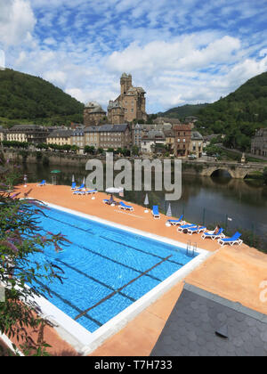 Stadt von Estaing entlang der GR65, Via Podiensis, auch bekannt als Le Puy Route im Süden von Frankreich. Der französische Teil des Camino de Santiago. Stockfoto