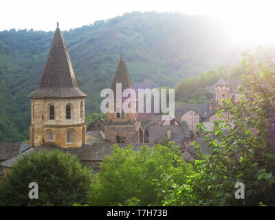 Conques, historischen Stadt entlang der Via Podiensis, auch bekannt als Le Puy Route im Süden von Frankreich. Neben Abbey-Church der Saint-Foy. Stockfoto