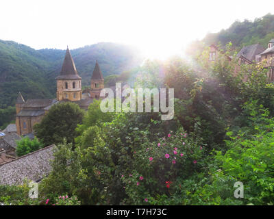 Conques, historischen Stadt entlang der Via Podiensis, auch bekannt als Le Puy Route im Süden von Frankreich. Stockfoto