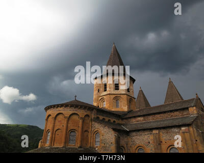 Conques, historischen Stadt entlang der Via Podiensis, auch bekannt als Le Puy Route im Süden von Frankreich. Neben Abbey-Church der Saint-Foy.. Stockfoto