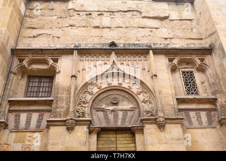 Tür der Postigo, Frau de Palacio, maurische Fassade der Großen Moschee in Cordoba, Andalusien, Spanien Stockfoto