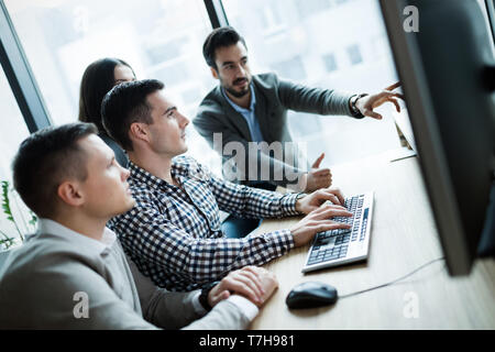 Bild von Geschäftsleuten zusammen arbeiten im Büro Stockfoto