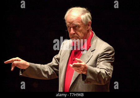 Weltberühmte Dirigent Pierre Boulez dirigiert das London Symphony Orchestra und dem Pianisten Emanuel Ax während der Proben für tonights Leistung von Boulez 2000 in Edinburghs Usher Hall als Teil des Internationalen Festivals. 24/8/2000. Stockfoto