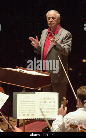 Weltberühmte Dirigent Pierre Boulez dirigiert das London Symphony Orchestra und dem Pianisten Emanuel Ax während der Proben für tonights Leistung von Boulez 2000 in Edinburghs Usher Hall als Teil des Internationalen Festivals. 24/8/2000. Stockfoto