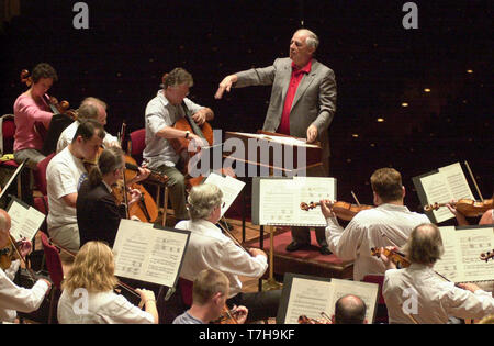 Weltberühmte Dirigent Pierre Boulez dirigiert das London Symphony Orchestra und dem Pianisten Emanuel Ax während der Proben für tonights Leistung von Boulez 2000 in Edinburghs Usher Hall als Teil des Internationalen Festivals. 24/8/2000. Stockfoto