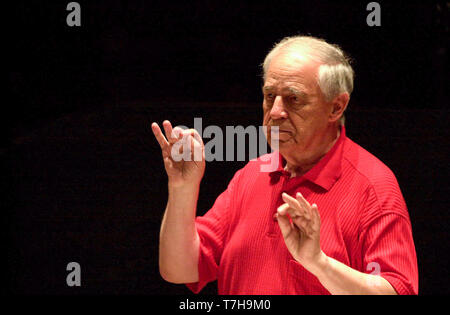 Weltberühmte Dirigent Pierre Boulez dirigiert das London Symphony Orchestra und dem Pianisten Emanuel Ax während der Proben für tonights Leistung von Boulez 2000 in Edinburghs Usher Hall als Teil des Internationalen Festivals. 24/8/2000. Stockfoto