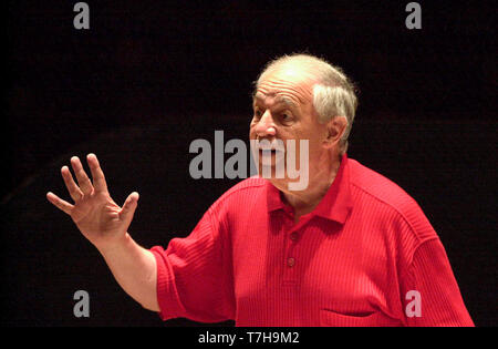 Weltberühmte Dirigent Pierre Boulez dirigiert das London Symphony Orchestra und dem Pianisten Emanuel Ax während der Proben für tonights Leistung von Boulez 2000 in Edinburghs Usher Hall als Teil des Internationalen Festivals. 24/8/2000. Stockfoto