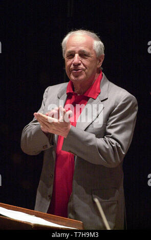 Weltberühmte Dirigent Pierre Boulez dirigiert das London Symphony Orchestra und dem Pianisten Emanuel Ax während der Proben für tonights Leistung von Boulez 2000 in Edinburghs Usher Hall als Teil des Internationalen Festivals. 24/8/2000. Stockfoto