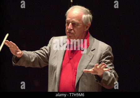 Weltberühmte Dirigent Pierre Boulez dirigiert das London Symphony Orchestra und dem Pianisten Emanuel Ax während der Proben für tonights Leistung von Boulez 2000 in Edinburghs Usher Hall als Teil des Internationalen Festivals. 24/8/2000. Stockfoto